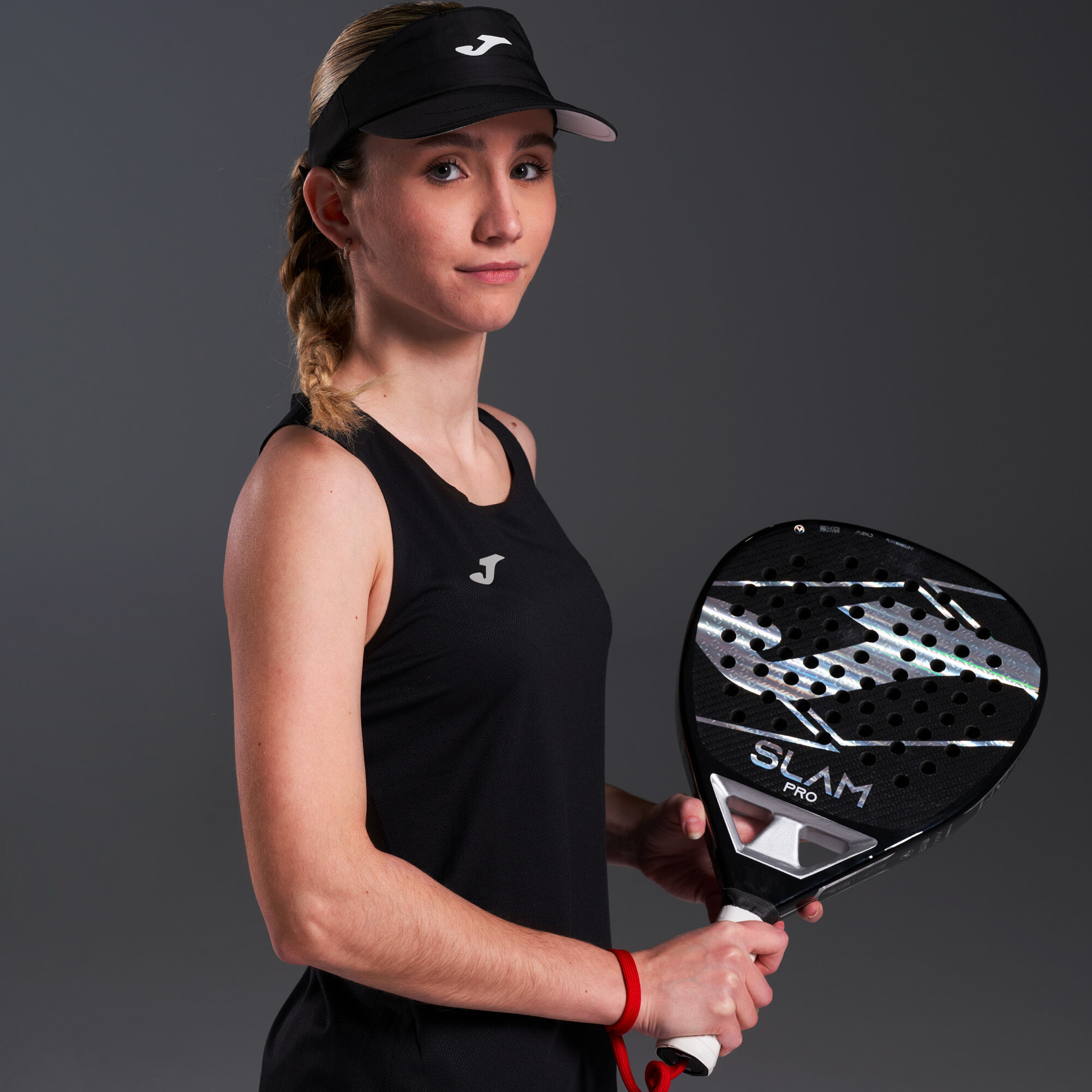 Chica sujetando Pala de pádel SLAM PRO negro plata