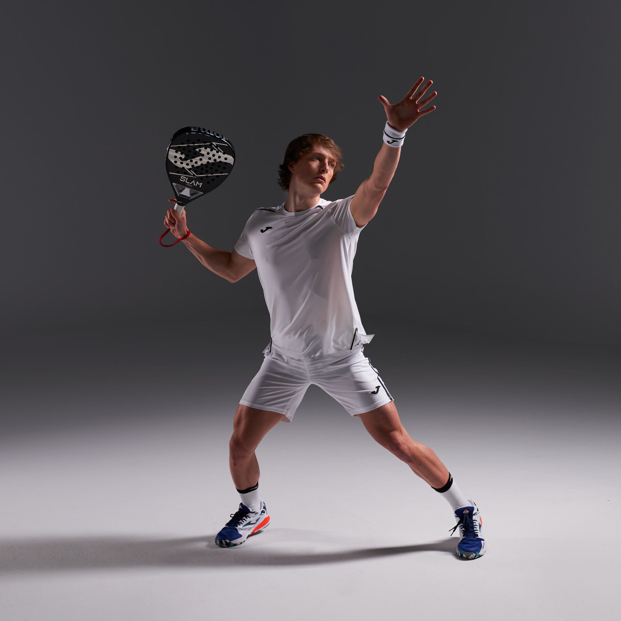 Chico jugando al pádel con Pala de pádel SLAM PRO negro plata