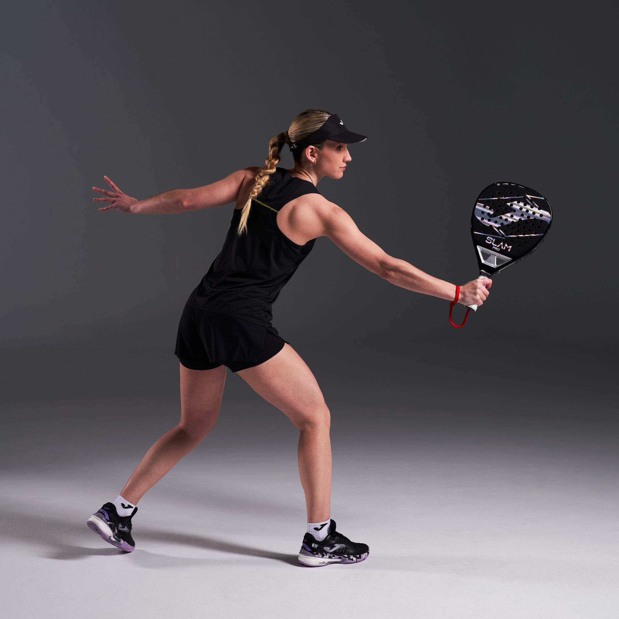 Chica jugando al pádel con Pala de pádel SLAM PRO negro plata