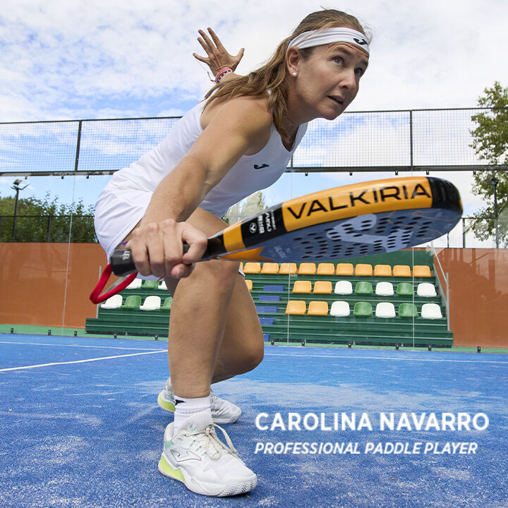 Carolina Navarro jugando con su Pala de pádel Valkiria Pro Carolina Navarro negro naranja